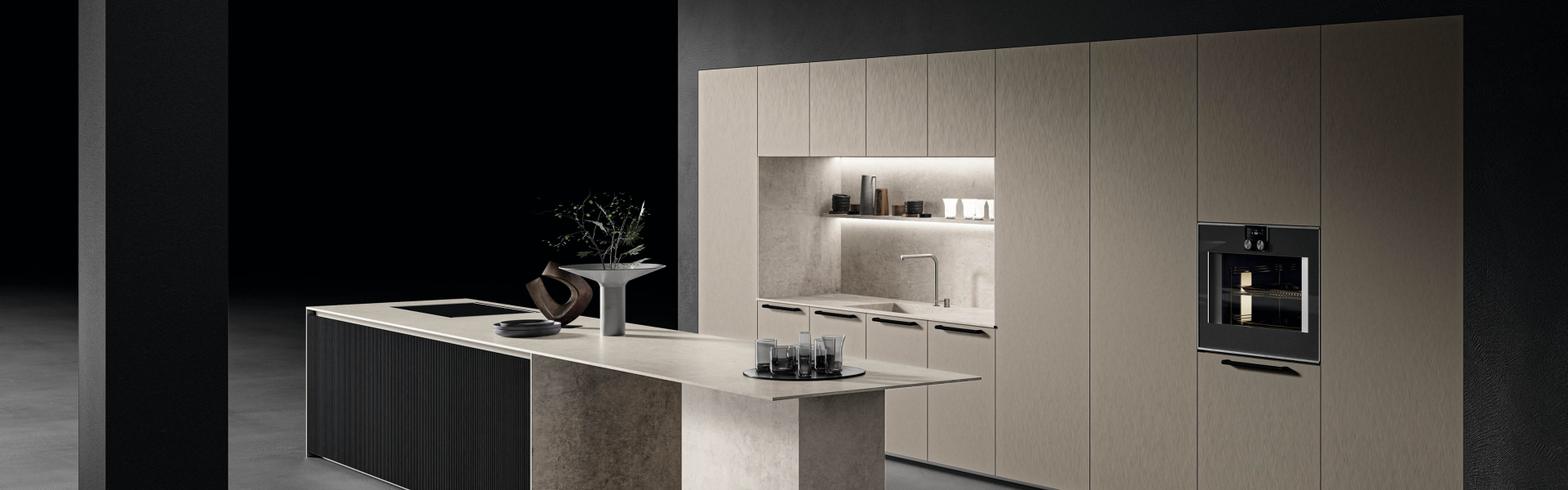 Интерьер, в котором материалы подчеркивают уникальность пространства, где функциональность и динамика кухни гармонично сочетаются со строгостью и формальной чистотой дизайна.