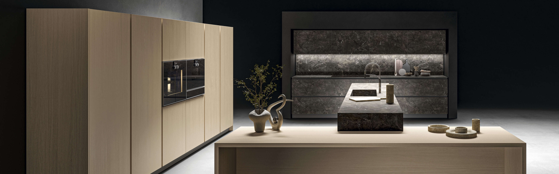 Кухня Atelier Venezia Comprex сочетает в себе техническое совершенство и эффектный внешний вид. Это решение, которое демонстрирует безупречную чистоту форм, создавая уникальные тактильные и визуальные ощущения.