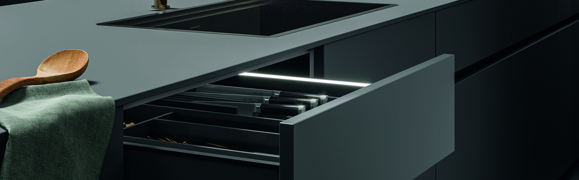 Выемка, отличительный элемент этой модели, придает ей лаконичную линейную эстетику, воплощая минимализм и предлагая разнообразие стилей за счет выбора материалов и отделки.