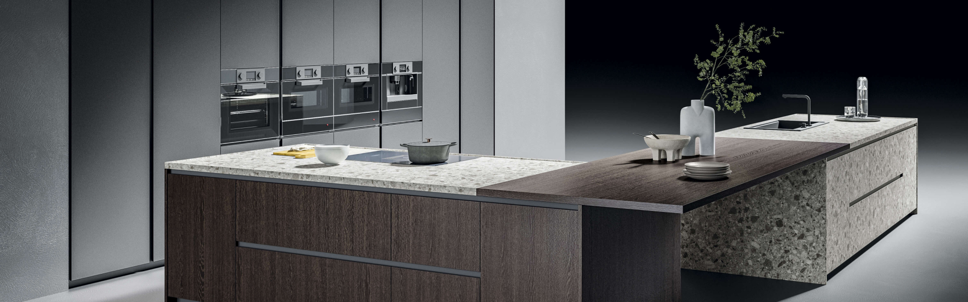 Удачное сочетание объемов, в которых чередуются сплошные поверхности и пустоты, не только отвечает практическим требованиям, предъявляемым к помещению, но и придает всей концепции энергичную живость, превращая его в динамичное и вдохновляющее пространство.