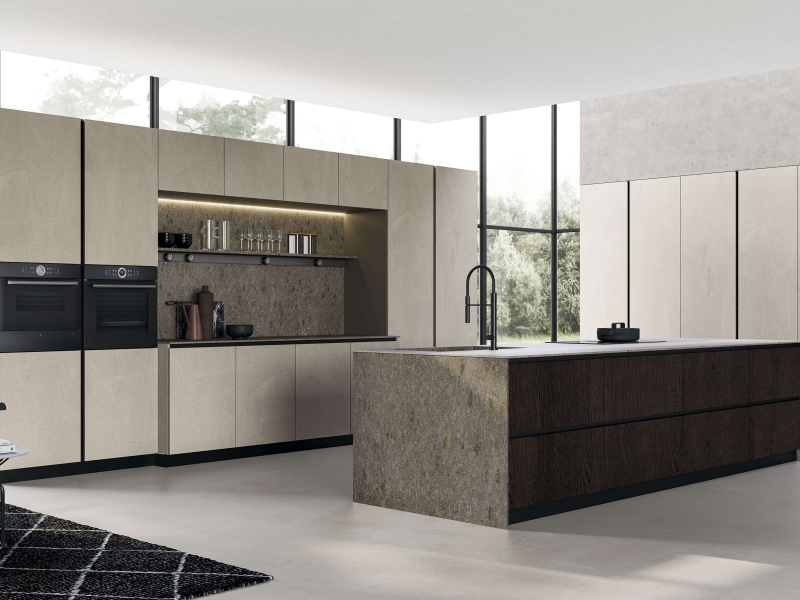 Нижние и верхние модули из меламиновой плиты Perla с черной изогнутой окантовкой. Нижние модули из термообработанной дубовой древесины с черной изогнутой окантовкой. Задние и боковые панели, а также столешница из керамогранита Gris Abujardado Geo.