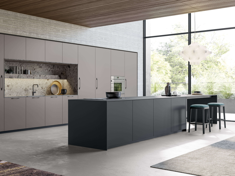 Высокие напольные тумбы CX 10 ультраматового серого цвета с ручкой. Столешница, задние панели и боковые стенки из керамогранита Gris Abujardado Iseo. Напольные тумбы CX 10 ультраматового серого цвета с выдвижным механизмом. Столешница и боковые стенки из