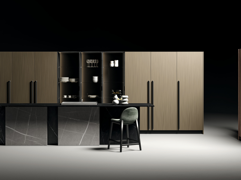 Тумба из матового лакированного дерева цвета неро с ручкой. Задние панели, боковые стенки и столешница из керамогранита Gris Natural Senda и Negro Natural Storm. Высокие тумбы из ореха Canaletto и сатинированного металла, лакированного в цвет ottone, с ру